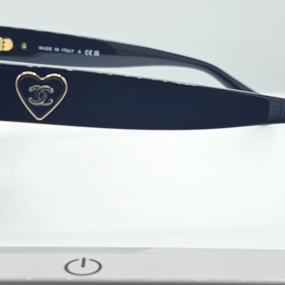 CHANEL Ref.5478 C501/S4, BLACK SUNGLASSES CHANEL HEART LOGO - Picture 7 of 15
